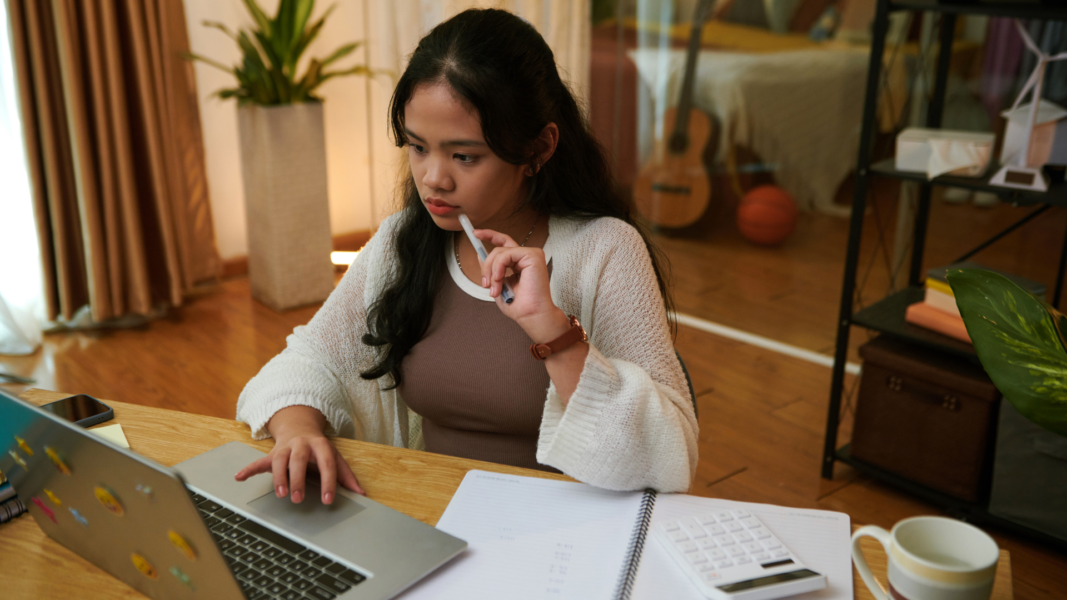Empreendedor descobrindo os mitos sobre escritório virtual — 1º de Abril Mères