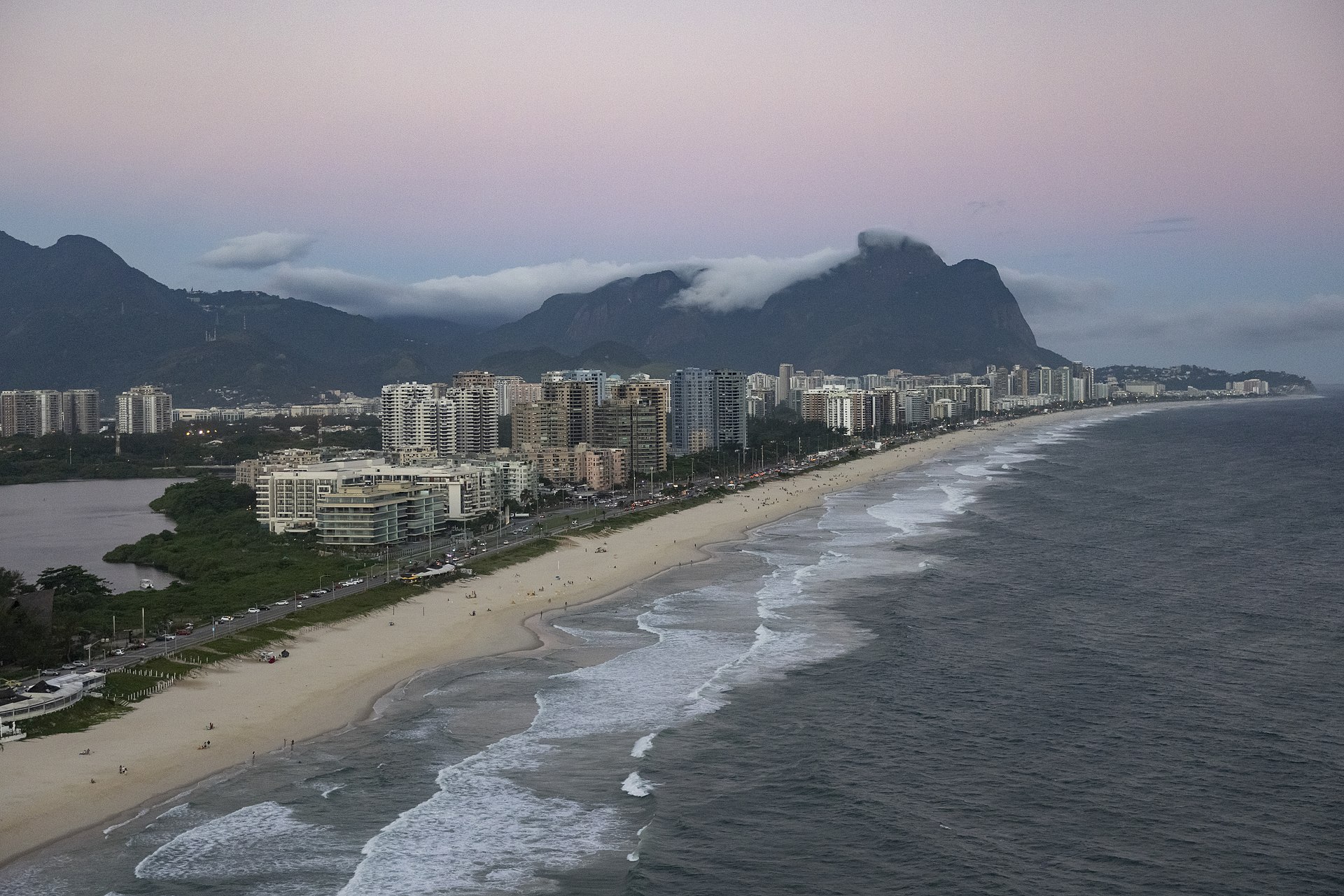 Avenida das Amíricas na Barra da Tijuca, Rio de Janeiro