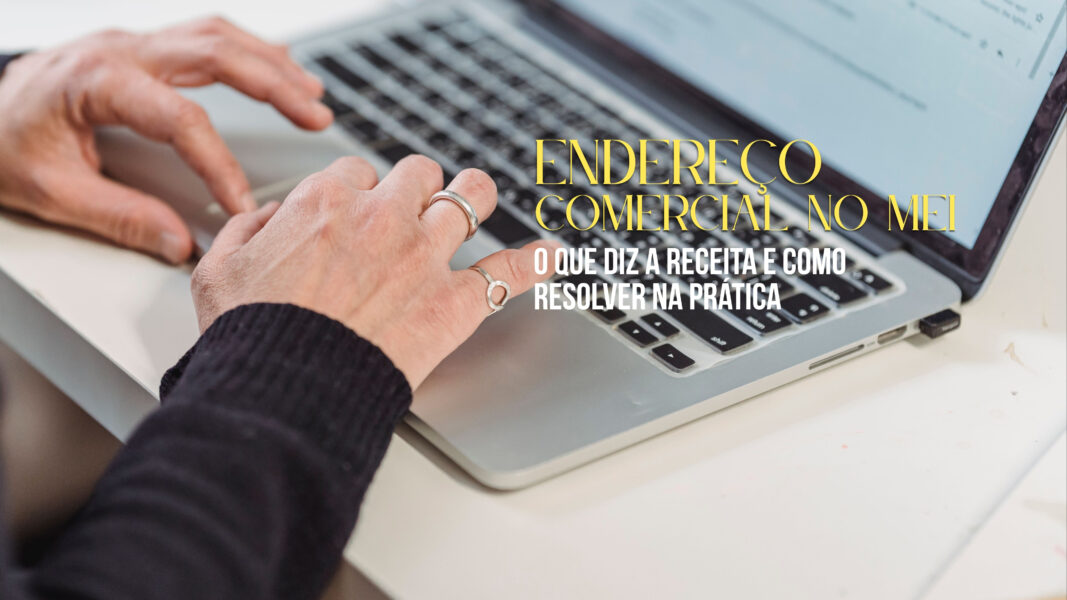 Empreendedora avalia endereço comercial MEI enquanto organiza documentos da empresa