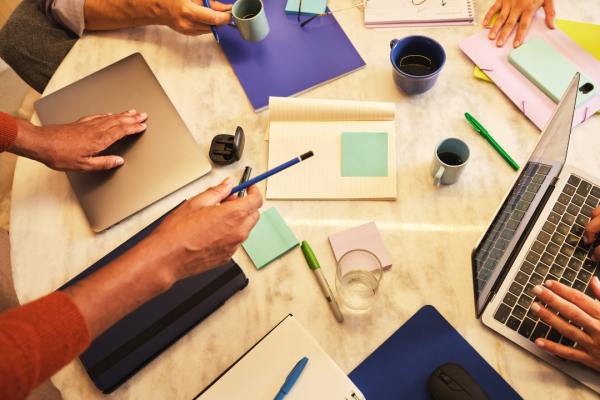Profissional de marketing em home office — escritório virtual para agências de marketing
